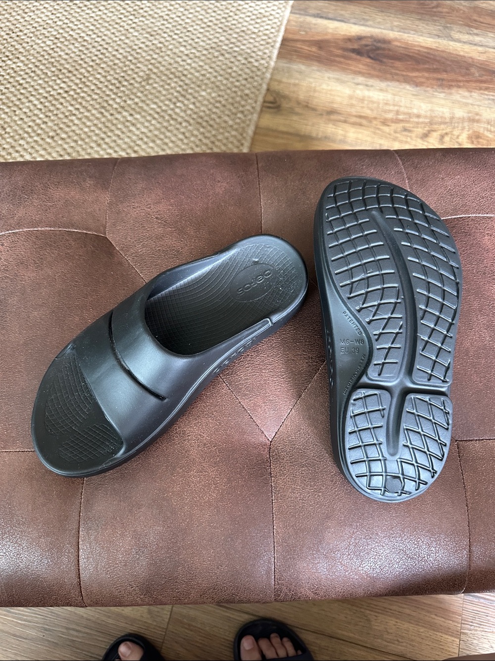 OOFOS Men's Black Recovery Slide Sandals - Picture 2 of 4